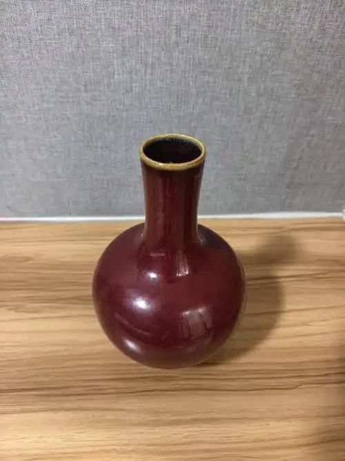 红釉天球瓶